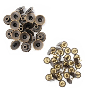 Peut inclure: Un ensemble de boutons-pression et de rivets en métal de couleur bronze. Les boutons-pression ont un design circulaire avec un point noir central. Les rivets ont une couleur bronze similaire avec une tête arrondie et une tige pointue. Idéal pour divers projets de couture.