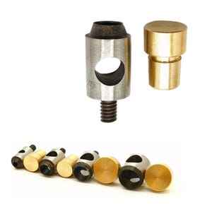 Può includere: Un set di otto occhielli in metallo e ottone per la lavorazione del cuoio. Gli occhielli sono di diverse dimensioni e vengono utilizzati per creare fori nel cuoio per l'allacciatura o il fissaggio di altri materiali.