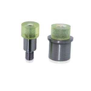 Puede incluir: Dos herramientas de presión de broches metálicas con tapas de goma amarilla. La herramienta más grande tiene una base roscada y la herramienta más pequeña tiene un eje roscado.