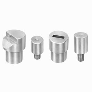 Op de afbeelding: Een set van vier zilverkleurige metalen ponsgereedschappen met variërende kopvormen. Twee gereedschappen hebben schroefdraadvoeten, terwijl de andere twee gladde cilindrische voeten hebben. De koppen omvatten een platte ronde bovenkant en een gleuf.