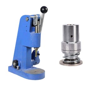 Op de afbeelding: Een blauwe handmatige persmachine met een hendel met zwarte kogelknop en een platte voet, vergezeld van een apart cilindrisch, verchroomd metalen opzetstuk met een zichtbaar intern veermechanisme voor mechanische bevestigingswerkzaamheden.
