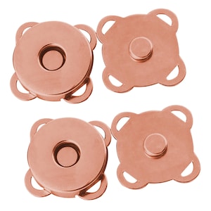 Op de afbeelding: Vier koperkleurige magnetische sluitingen. Elke sluiting bestaat uit twee delen: een rond stuk met een centraal gat en vier gebogen uitsparingen, en een vierkant stuk met een centrale knop. Voor tassen, kleding of knutselwerk.