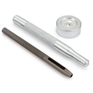 Peut inclure: Un ensemble d'outils de bricolage en métal comprenant un poinçon gris foncé allongé avec une fente rectangulaire, un outil de pose cylindrique argenté avec une poignée moletée texturée et une petite base circulaire argentée.