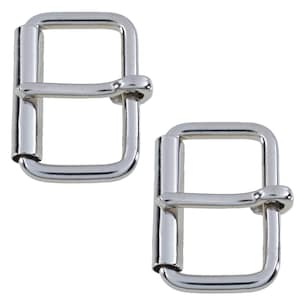 Könnte beinhalten: Zwei glänzende silberfarbene Metall-Rollschnallen. Jede Schnalle hat einen rechteckigen Rahmen mit einer zentralen Rollenleiste. Die Schnallen sind für verschiedene Bastel- und Lederarbeiten konzipiert.