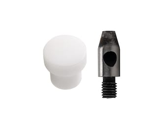 Puede incluir: Una cabeza de punzón de plástico blanco y una herramienta de punzón de metal negro con un agujero en el centro. Las herramientas se utilizan para la elaboración del cuero.