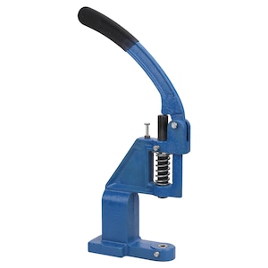 Op de afbeelding: Een blauwe metalen pers met een zwarte handgreep. De pers heeft een veer en is ontworpen om druk uit te oefenen. De basis heeft een gat voor montage. De tool wordt gebruikt voor diverse knutsel- en industriële toepassingen.