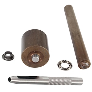 Könnte beinhalten: Ein Metall-Ösen-Setzwerkzeug-Kit. Das Kit enthält eine zylindrische Setzmatrize, einen Setzpfosten, einen Locher, eine Setzbasis und Ösen. Die Werkzeuge sind aus Metall gefertigt und zum Setzen von Ösen in Stoff oder anderen Materialien bestimmt.