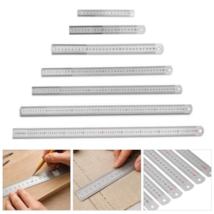 Könnte beinhalten: Eine Sammlung von sieben Edelstahl-Linealen in verschiedenen Längen von 15 cm bis 100 cm, mit klaren schwarzen metrischen Markierungen und roten Hervorhebungen in Zehner-Schritten. Das Set enthält Detailansichten der Lineale im Gebrauch.