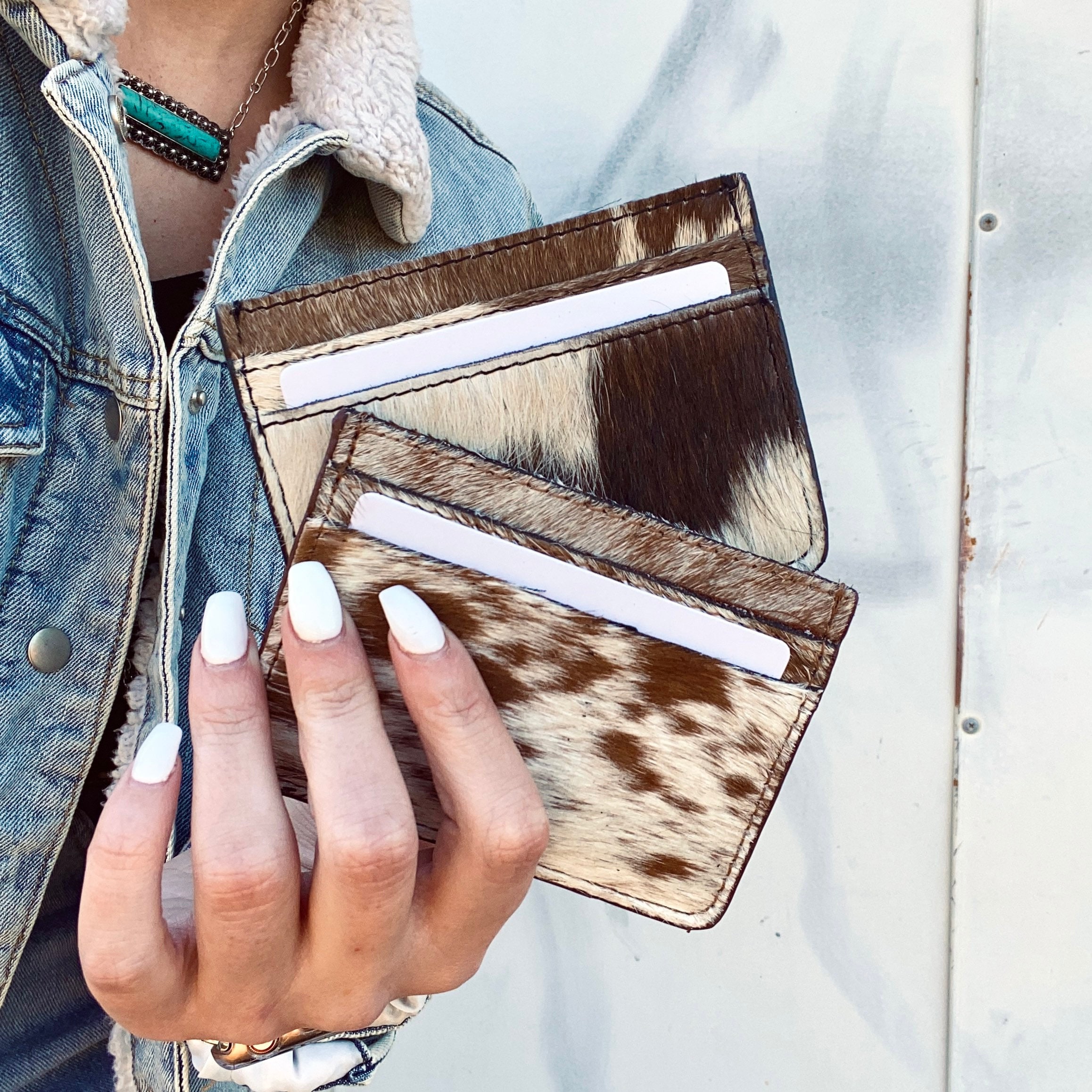 ポーチ JILLSTUART [Coco] Logo decorated cowhide slim card wallet Men's Shiny Croc-Print Card Holder - Green Genuine Leather