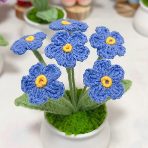 Myosotis au crochet, pot de myosotis en pot, fleurs tricotées à la main, décoration florale pour la maison, cadeau pour un ami amoureux, cadeau de la Saint-Valentin