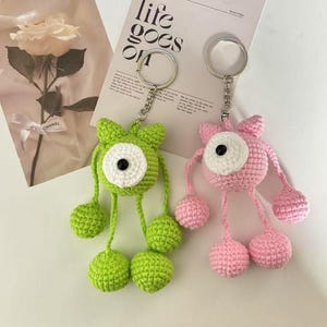 Gehäkelter Schlüsselanhänger, gehäkelter Big Eyed Doll Schlüsselanhänger, gehäkelter Taschenanhänger, Schlüsselring, süßes Geschenk, Valentinstag Geschenk, Liebhabergeschenk