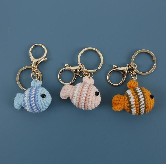魚の形の編み物キーホルダー かぎ針編みの魚のキーホルダー、かぎ針編みの魚、魚の