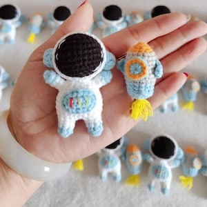 Astronaut Schlüsselanhänger gehäkelt, Astronaut Rakete gehäkelt, Puppe Schlüsselanhänger, gehäkelte Taschenanhänger, Schlüsselring, nettes Geschenk (mit Schlüsselanhänger)