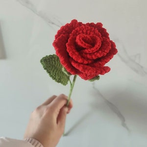 Gehäkelte Rose, handgemachte Strickblume, Strickrose, Rosenstrauß, rote Rose, Häkelblumen, Wohnkultur, Geschenk zum Valentinstag, Geschenk für Liebhaber