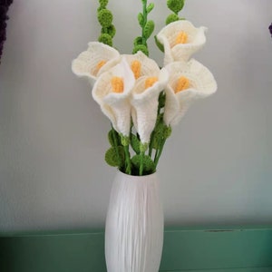 Gehäkelte Calla-Lilien, 4er-Set, handgemachte Strickblumen, gestrickte Calla-Lilien, Calla-Lilien-Bouquet, gehäkelte Blumen, Wohnkultur, Geschenk
