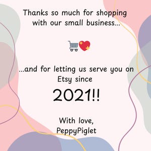 Puede incluir: Gr&aacute;fico con texto: "Muchas gracias por comprar en nuestra peque&ntilde;a empresa... y por dejarnos servirle en Etsy desde 2021!! Con amor, PeppyPiglet." Fondo con colores pastel e icono de carrito de la compra y coraz&oacute;n.