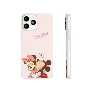 Op de afbeelding: Een roze telefoonhoesje met een afbeelding van Mickey Mouse en Minnie Mouse die elkaar kussen. Op het hoesje staat de tekst "YOUR NAME".