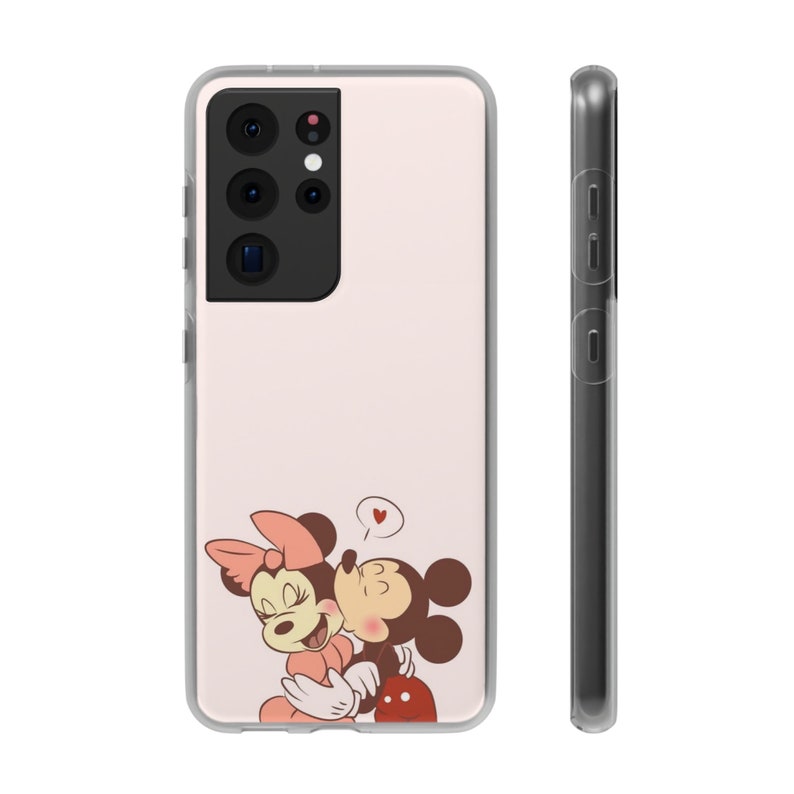 Op de afbeelding: Een transparante telefoonhoes met een roze achtergrond en een cartoon afbeelding van Mickey Mouse en Minnie Mouse die elkaar kussen. De hoes heeft een uitsparing voor de camera.
