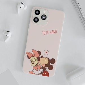 Op de afbeelding: Roze telefoonhoes met een cartoon afbeelding van Mickey Mouse en Minnie Mouse die elkaar kussen. De hoes heeft ruimte voor een gepersonaliseerde naam, "YOUR NAME".