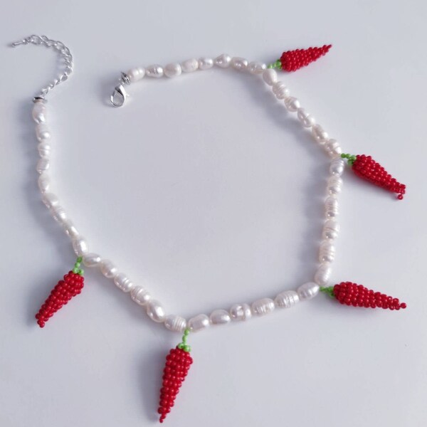 Hot chilli jewelry / pearl choker with beaded red hot chilli peppers / handmade jewellery UK/ trendy jewellery / boho jewellery / red chilli