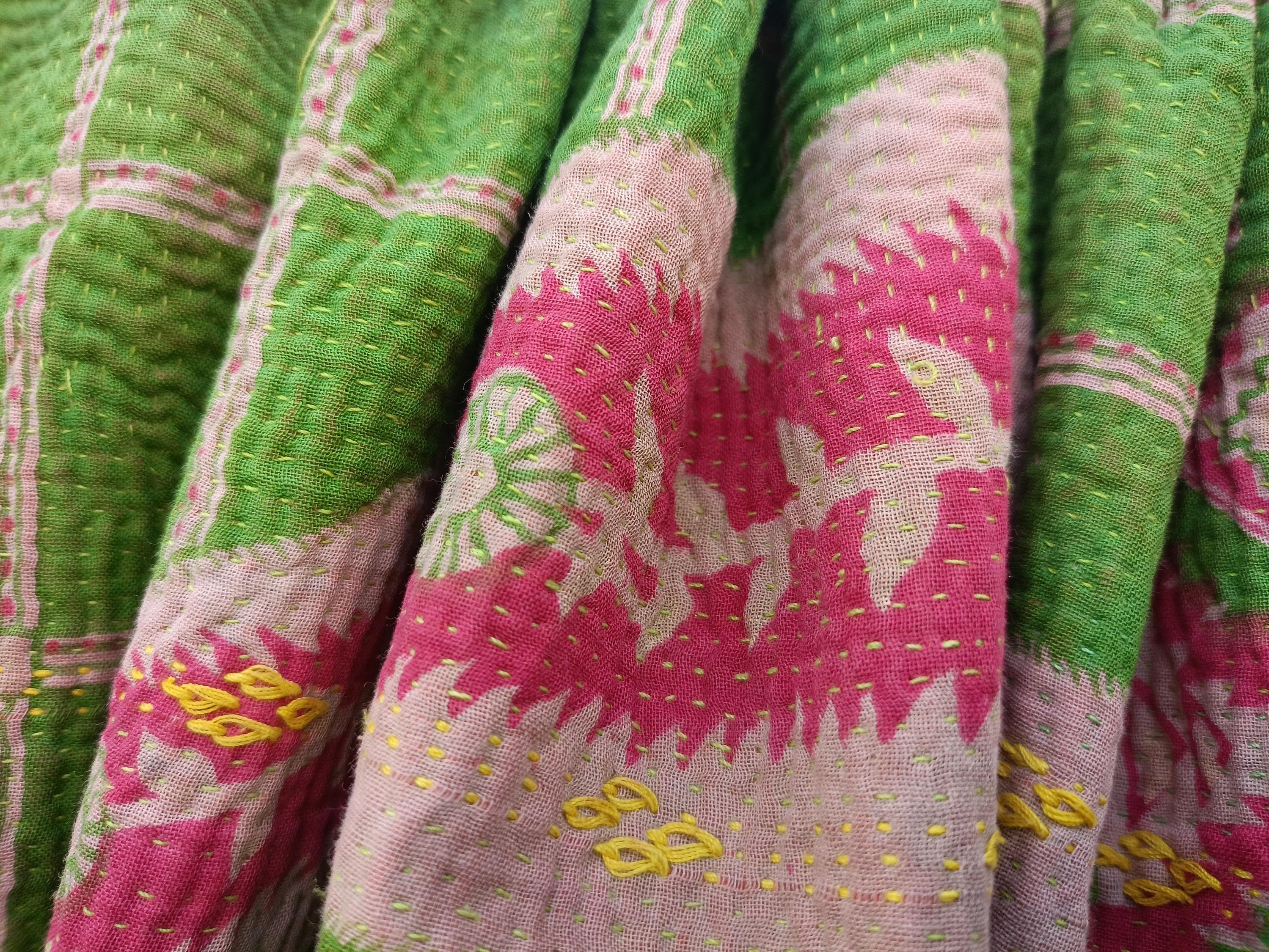 手縫いのヴィンテージカンタキルト：リバーシブルフローラルサリー