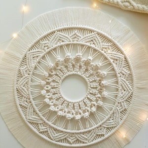 Op de afbeelding: Een set van drie keramische mokken met een gespikkelde, matte afwerking. De mokken zijn in tinten crème, lichtgrijs en donkergrijs. Elke mok heeft een eenvoudig, minimalistisch ontwerp, ideaal voor koffie of thee.