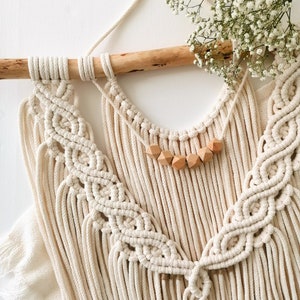 Handwoven Macrame Wall Hanging: Boho Home Decor