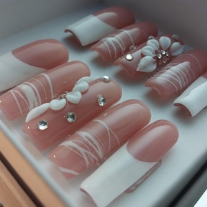 Unghie finte con punta francese bianca / Strass a forma di fiore 3D / Design in gel a forma di ragno / Unghie lunghe quadrate / Pronte per la spedizione
