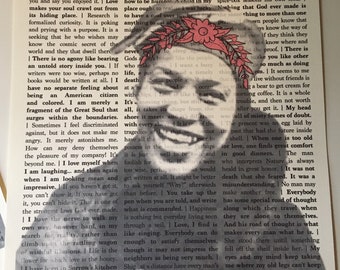 Puede incluir: Una imagen en blanco y negro de la cara de una mujer con una corona de flores en la cabeza. El texto de la imagen trata sobre el amor, la vida y la importancia de ser fiel a ti mismo. El texto incluye citas como "Jump at de sun" y "Love makes your soul crawl out from its hiding place."