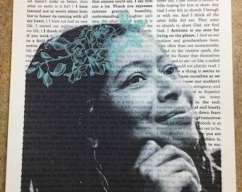 Puede incluir: Impresión en blanco y negro de un retrato de mujer con detalles florales turquesa. El texto de un libro está superpuesto, con "Designed by The Wordy Feminist" en la parte inferior.