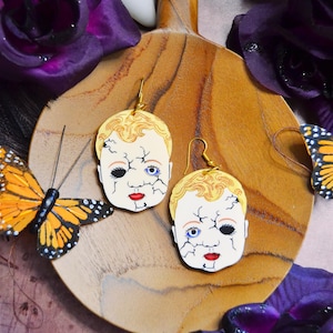 Acryl griezelig porseleinen babypophoofd antieke spookpop Halloween spookachtige statement oorbellen