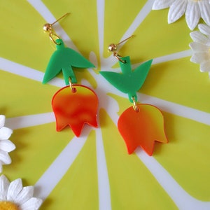 Acryl schillernde Tulpenblumen-Blumenfrühlings- Cottagecore Mod Retro Statement-Ohrringe