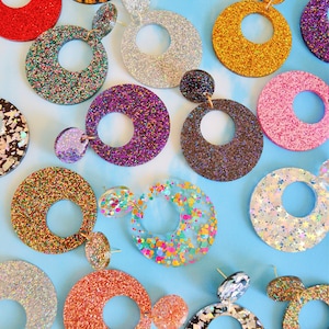 Orecchini a cerchio retrò in acrilico GoGo anni &#39;60 Mod Disco olografico con glitter