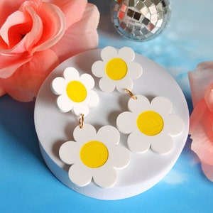 Acryl dubbele madeliefjes 60s 70s 90s Retro Y2K Flower Power Daisy Chain Statement-oorbellen