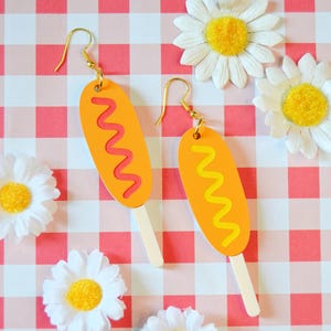 Acryl Corn Dog Corndog Liebhaber Jahrmarkt Karneval Essen Feinschmecker Ketchup Senf Statement Ohrringe