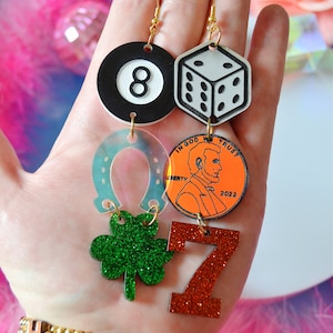 Akrylowy amulet szczęścia, uczucie szczęścia, symbol przesądu, magia 8 koniczynek, kolczyki z groszami