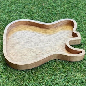 Gitarre-förmiges Tablett aus Eichenholz - Handgefertigtes Holz-Geschenk für Musiker