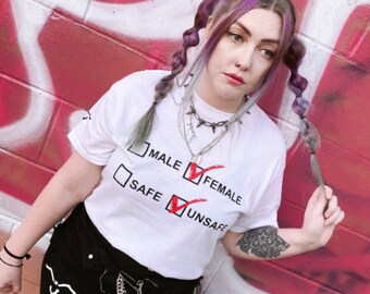Camiseta ou blusa cropped feminina insegura