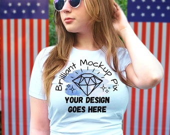 Maqueta del 4 de julio / Bella Canvas 3001 Blanco / Bella Canvas Mockup / Bella Canvas 3001 Camisa Mock Up / Maqueta de Estilo de Vida Modelo / Bandera Americana