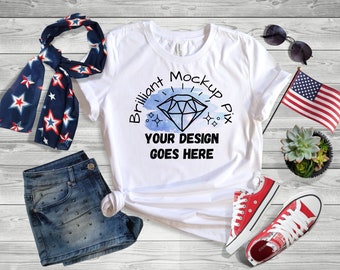 Maqueta del 4 de julio / Bella Canvas 3001 Blanco / Bella Canvas Mockup / Bella Canvas 3001 Camisa Mock Up / Maqueta de Estilo de Vida Modelo / Bandera Americana