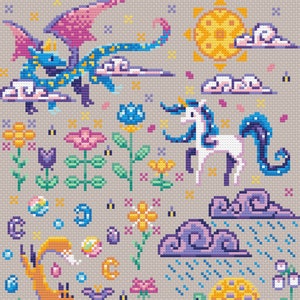 Puede incluir: Un patr&oacute;n de punto de cruz que presenta una escena caprichosa con un unicornio, un drag&oacute;n, un zorro, una tortuga y flores. El fondo es gris claro con un sol y nubes.