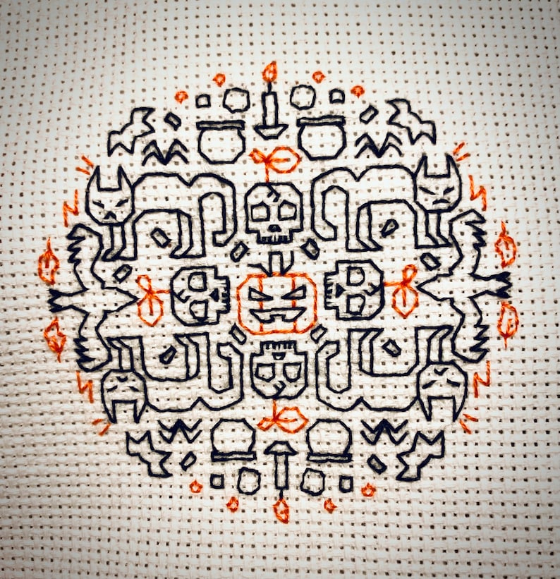 Mini Halloween Blackwork-mönster: Läskiga och söta ornament PDF bild 3