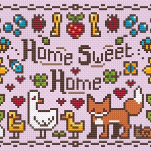 Pode incluir: Padr&atilde;o de ponto cruz com fundo rosa com o texto "Home Sweet Home" rodeado de v&aacute;rias imagens, incluindo girass&oacute;is, joaninhas, borboletas, cora&ccedil;&otilde;es, um ganso, uma raposa e pintinhos.