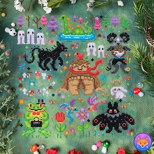 Puede incluir: Patrón de punto de cruz que presenta una escena de bosque caprichosa con una variedad de criaturas, incluyendo una tortuga, un oso, una rana y un murciélago. El patrón está sobre un fondo verde con flores y setas.