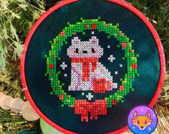 Oso polar nevado: patrón de punto de cruz para adorno navideño