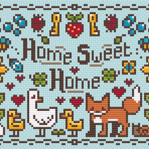 Pode incluir: Um padr&atilde;o de ponto cruz com fundo azul e o texto "Home Sweet Home" em marrom. O design inclui girass&oacute;is, borboletas, joaninhas, trevos, chaves, cora&ccedil;&otilde;es, uma raposa, uma gansa e pintinhos.