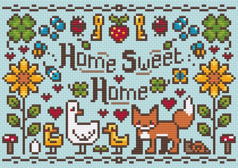 Pode incluir: Um padr&atilde;o de ponto cruz com fundo azul e o texto "Home Sweet Home" em marrom. O design inclui girass&oacute;is, borboletas, joaninhas, trevos, chaves, cora&ccedil;&otilde;es, uma raposa, uma gansa e pintinhos.