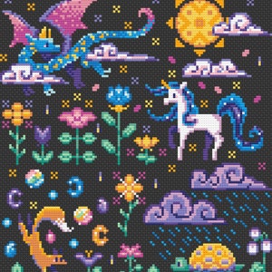 Puede incluir: Un patr&oacute;n de punto de cruz caprichoso con un drag&oacute;n azul y morado, un unicornio blanco, un sol amarillo, una tortuga verde y varias flores y nubes sobre un fondo negro.