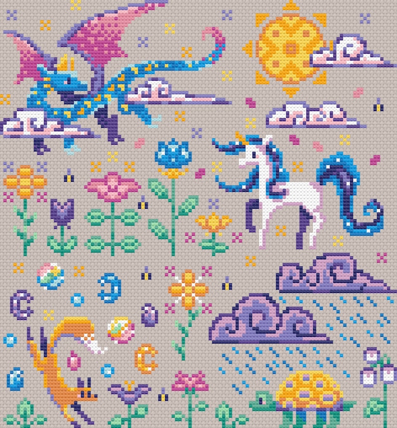 Puede incluir: Un patr&oacute;n de punto de cruz que presenta una escena caprichosa con un unicornio, un drag&oacute;n, un zorro, una tortuga y flores. El fondo es gris claro con un sol y nubes.