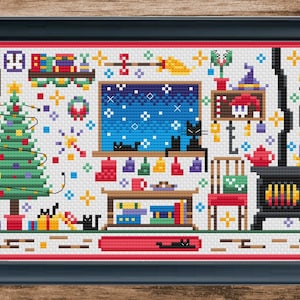 Puede incluir: Un patr&oacute;n de punto de cruz que representa una acogedora escena de invierno con un &aacute;rbol de Navidad decorado, una chimenea, una ventana con vista a una noche nevada y varios gatos negros. El patr&oacute;n est&aacute; lleno de detalles festivos como regalos, adornos y una corona.